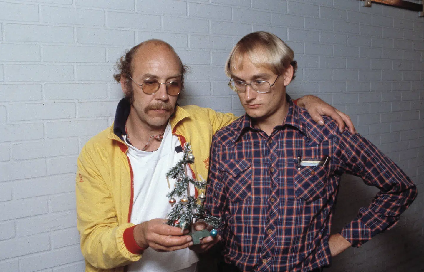 Meget sigende pressefoto af Poul og Nulle for julekalenderen 'Jul og grønne skove'.