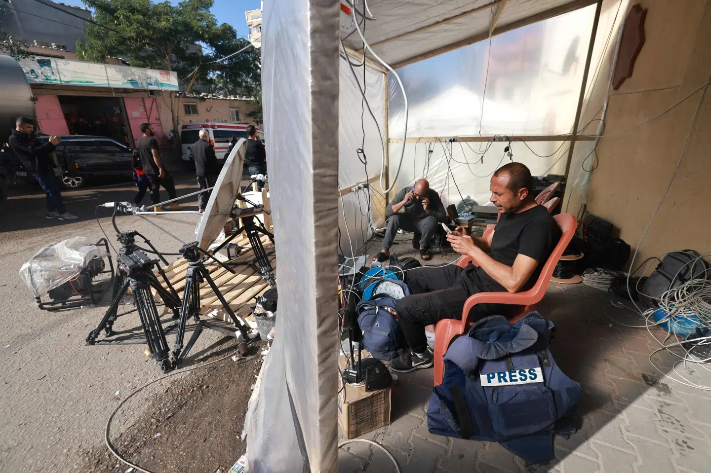 Journalister arbejder fra et interimistisk tilflugtssted i Rafah i den sydlige del af Gaza i starten af denne uge. I alt 56 journalister har mistet livet i Gaza i år - 13 af dem i forbindelse med deres arbejde.