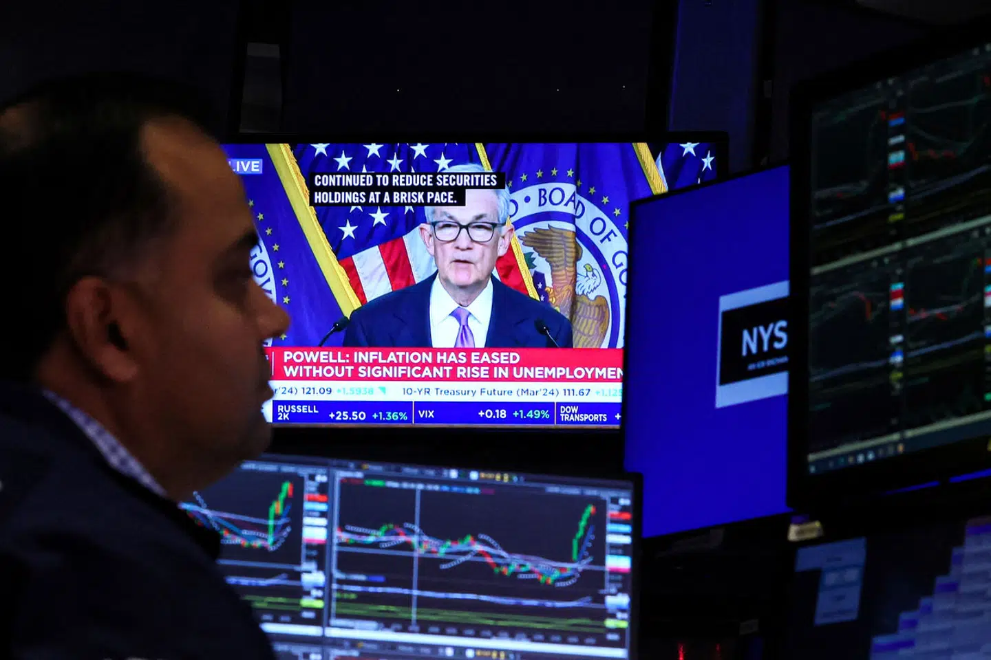 Udmeldingerne onsdag aften fra den amerikanske centralbankdirektør, Jerome Powell, udløser store dønninger. Her følger børsmæglere med på tv-skærmen.