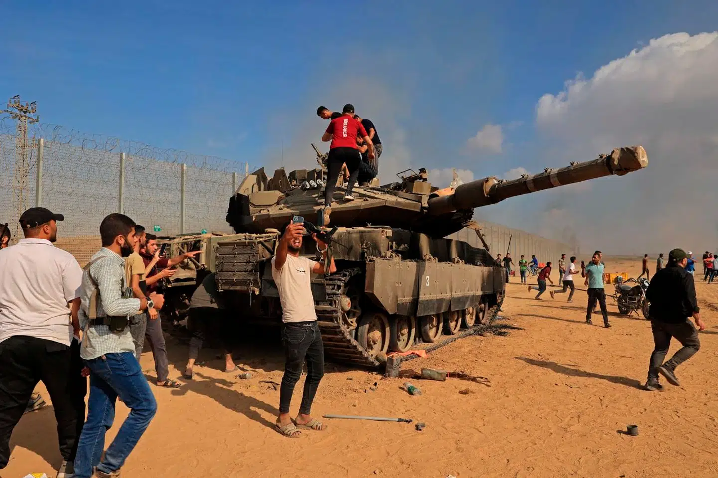 Hamas tager kontrol over en israelsk kampvogn 7. oktober.