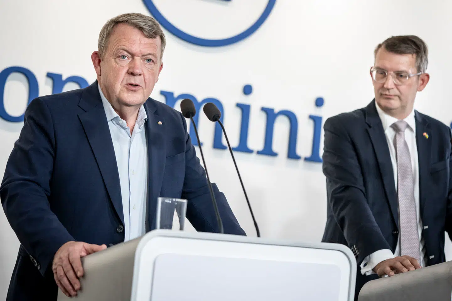 Her ses økonomiminister Troels Lund Poulsen (V) og udenrigsminister Lars Løkke Rasmussen (M) præsenterer regeringens skatteudspil i Økonomiministeriet mandag den 6. november 2023. Nu er den endelige aftale i hus.