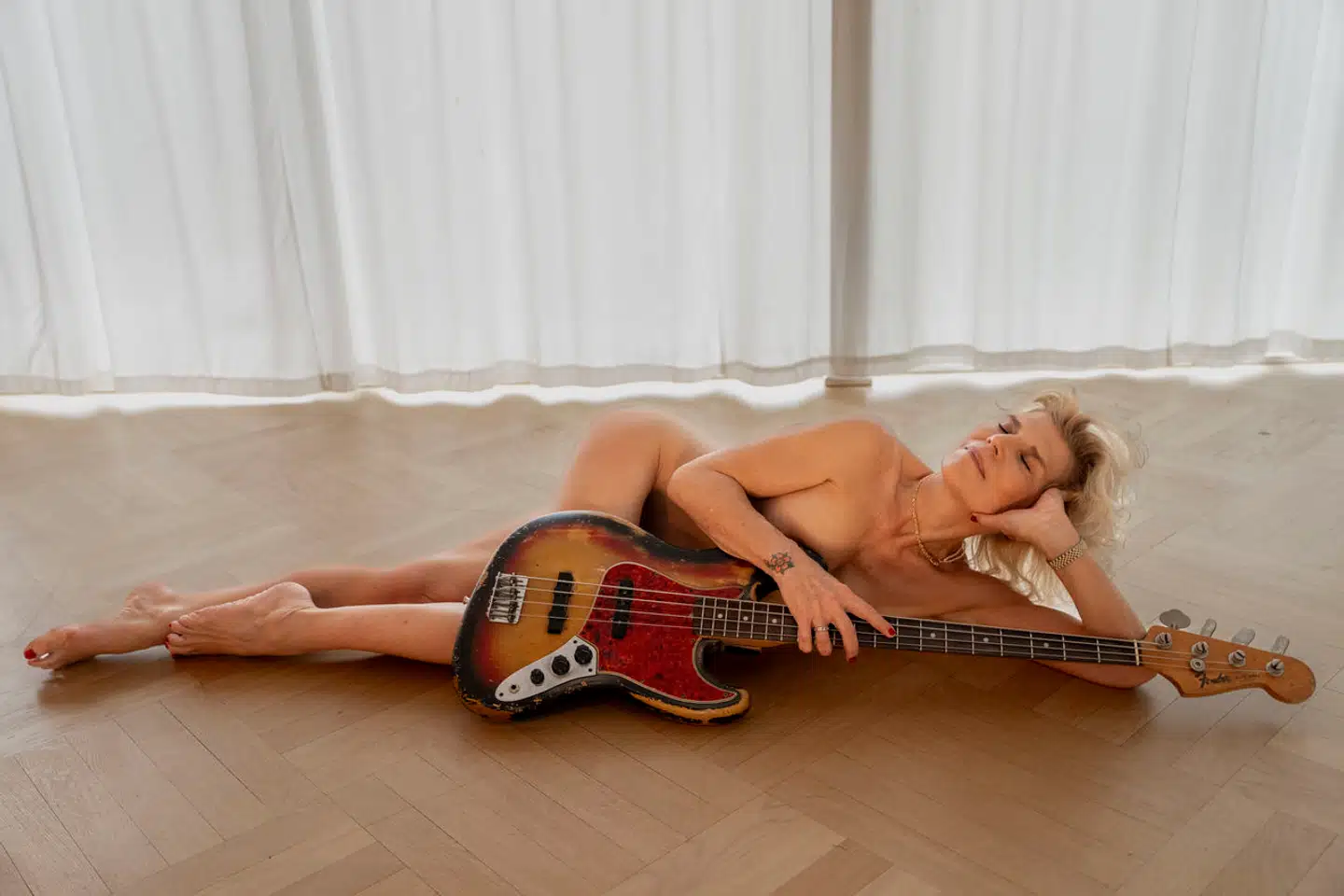 Da bassisten Jette Schandorf fyldte 60 år, skete der noget, som vendte op og ned på hendes egen selvforståelse. Hun fik et nyt blik på sig selv, som først og fremmest handlede om at opdage en helt anden form for frihed i en sen alder.