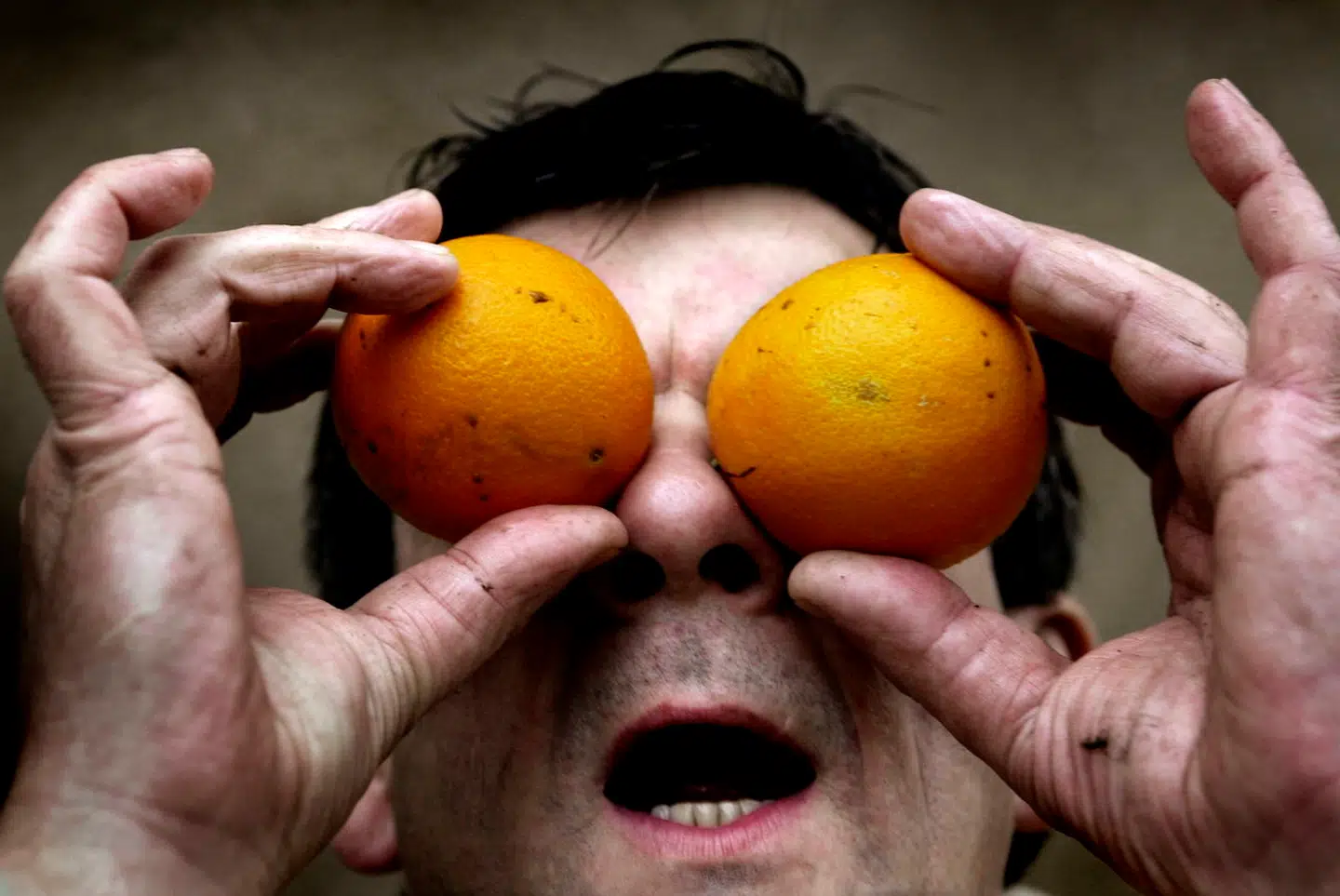 Det er sæson for citrusfrugter nu. Her er det kokken Søren Gericke, som kigger nærmere på et par appelsiner.