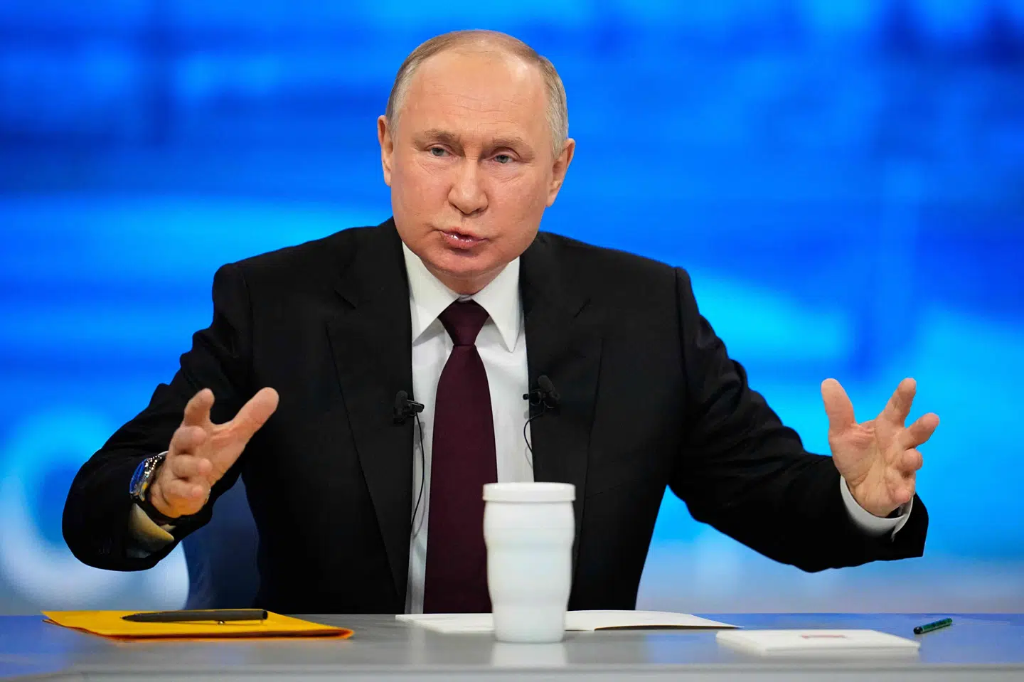 Ruslands præsident, Vladimir Putin, holder sit normalt årlige tv-program "Den Direkte Linje" torsdag.