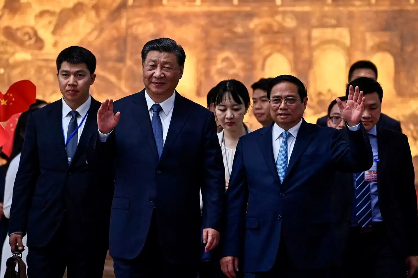 Premierminister Pham Minh Chinh og præsident Xi Jinping under Kinas todages besøg i Vietnam. Kina er i stigende konkurrence med USA om, hvem der har mest indflydelse over landet og dets ressourcer. Foto: Nhac Nguyen, Scanpix