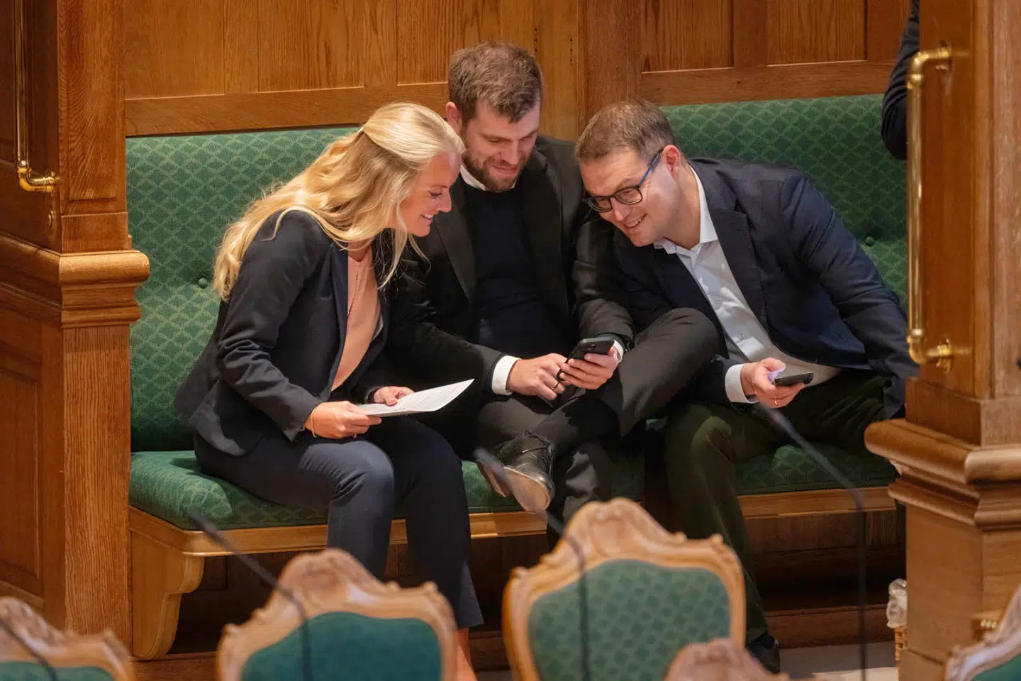 »Indfør forbud mod at anvende elektronik i Folketingets sal, bortset fra ja/nej knappen til afstemninger. Instagram, TikTok og lignende skal følges på kontorerne, dog allerhelst hjemme,« skriver Claus Nelvad.