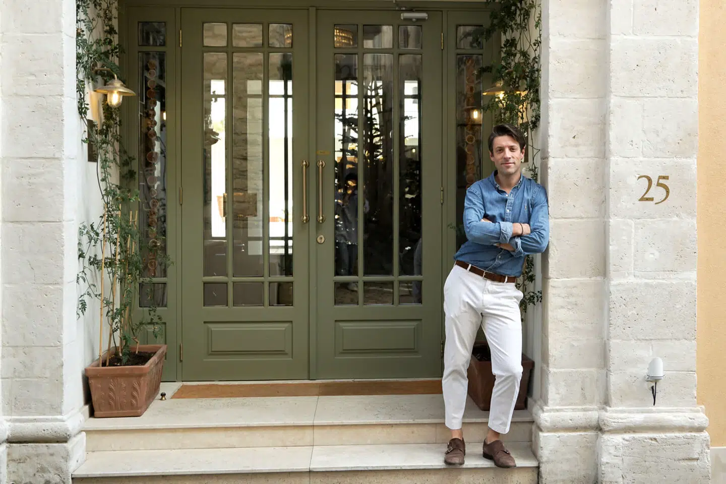 Haakon Aleksander Eng har haft et arbejdsliv med fuld fart på. Nu har han fundet noget helt andet at kaste sig over. Her står han foran indgangen til sit eget hotel på Cypern, The Agora.