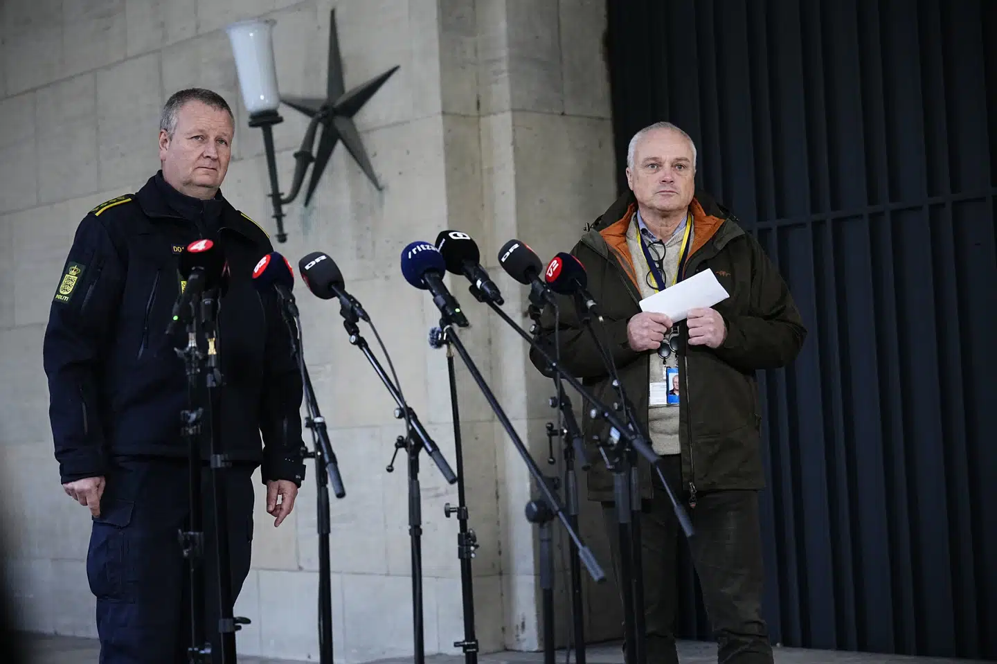 Chefpolitiinspektør og operativ chef i PET Flemming Drejer (til højre) og ledende politiinspektør og chef for beredskabet i Københavns Politi Peter Dahl (til venstre) har torsdag holdt pressemøde om en stor politiaktion, hvor tre personer er anholdt i Danmark, mens en er anholdt i Holland.