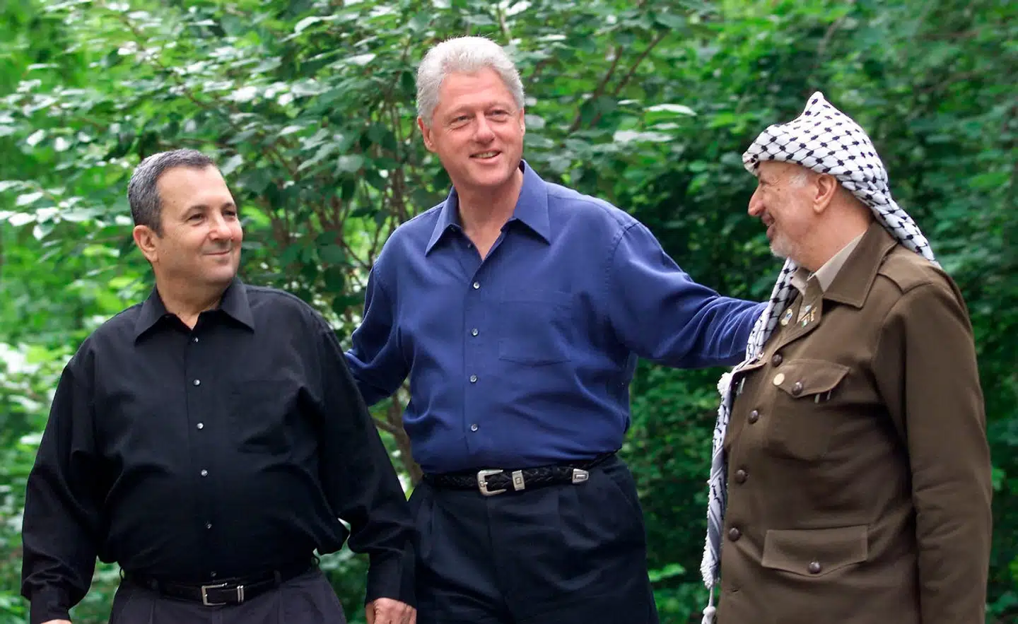 Der var smil og let stemning, da Ehud Barak, Bill Clinton og Yasser Arafat stillede op til fotografering på Camp David 11. juli 2000. Men bag kulisserne var Clinton rasende.