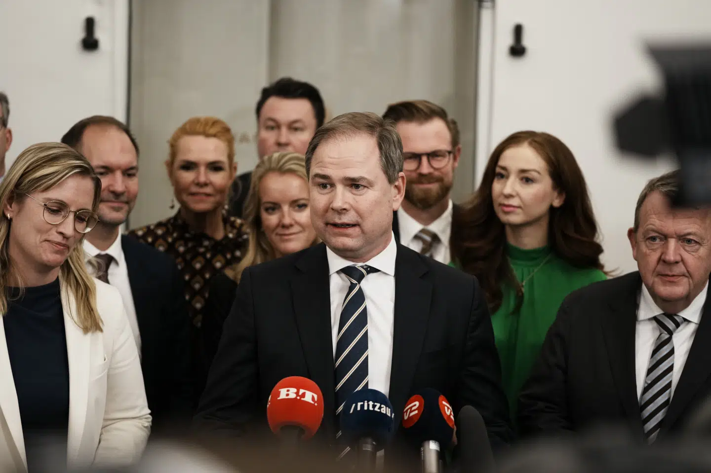 Finansminister Nicolai Wammen (S), udenrigsminister Lars Løkke Rasmussen (M), økonomiminister Stephanie Lose (V) og skatteminister Jeppe Bruus (S) samt repræsentanter fra aftalepartierne holder doorstep om personskattereform i Finansministeriet.