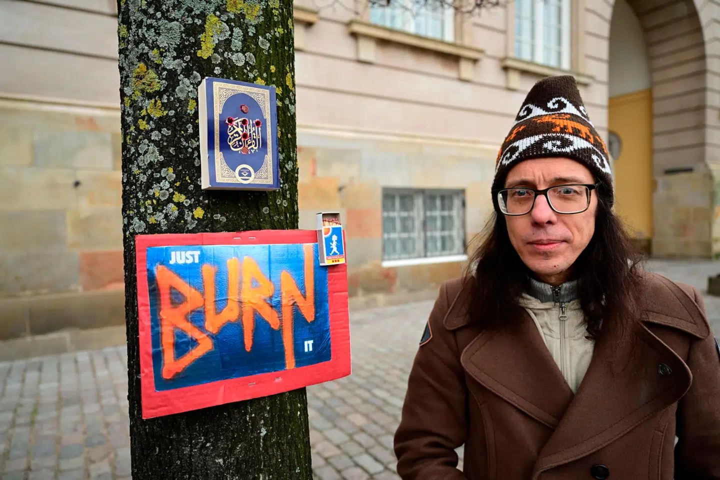 Den svenske billedkunster Dan Park havde spiddet koranen med søn og sat den op i et træ med en tændstiksæske under.