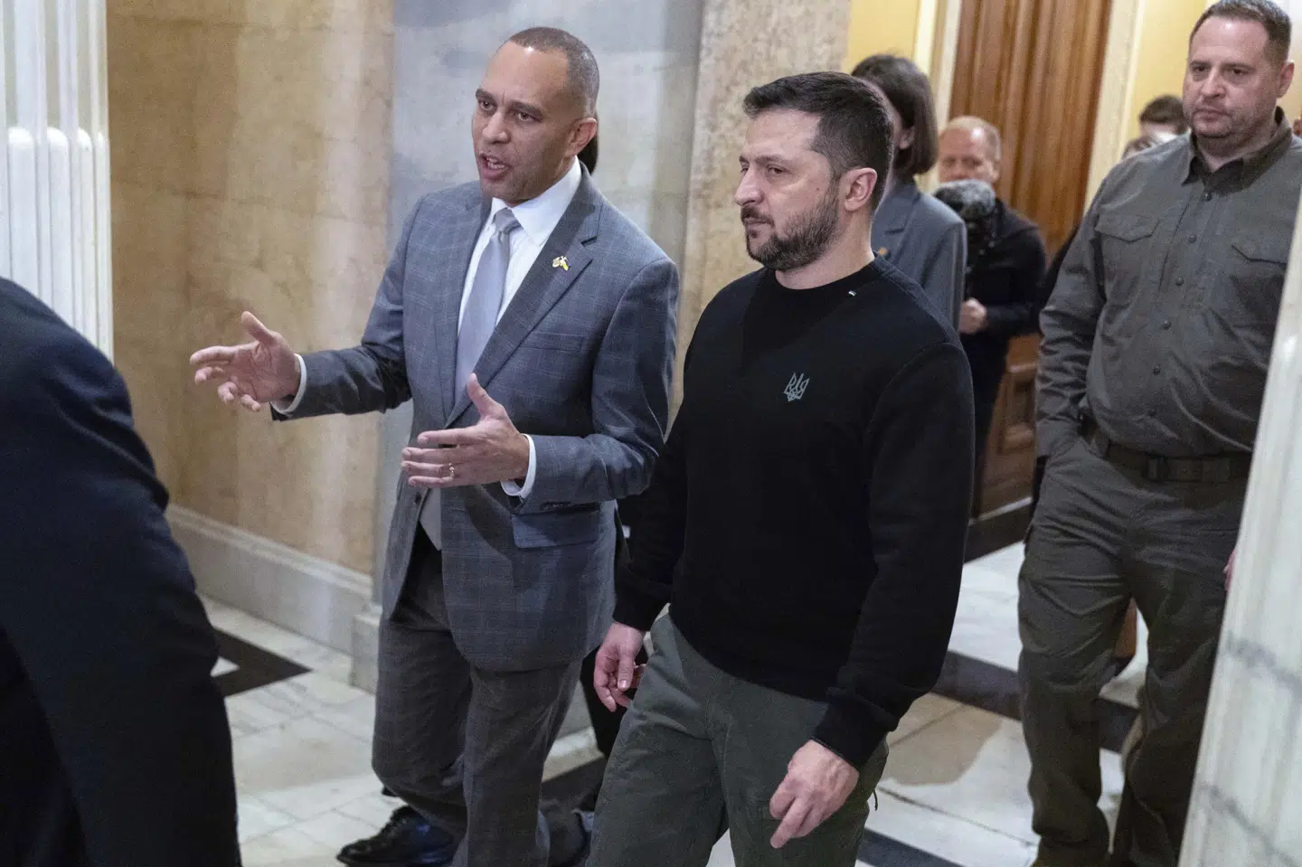 Den demokratiske mindretalsleder Hakeem Jeffries (t.v.) var en af de politikere, som Ukraines præsident Volodymyr Zelenskyj, mødtes med i Kongressen tidligere på ugen i et forsøg på at overtale politikerne til at fortsætte hjælpen til Ukraine. Det forsvarsbudget, der nu er godkendt, indeholder et mindre beløb, og præsident Joe Biden håber at få vedtaget en betydeligt større sum snarest.