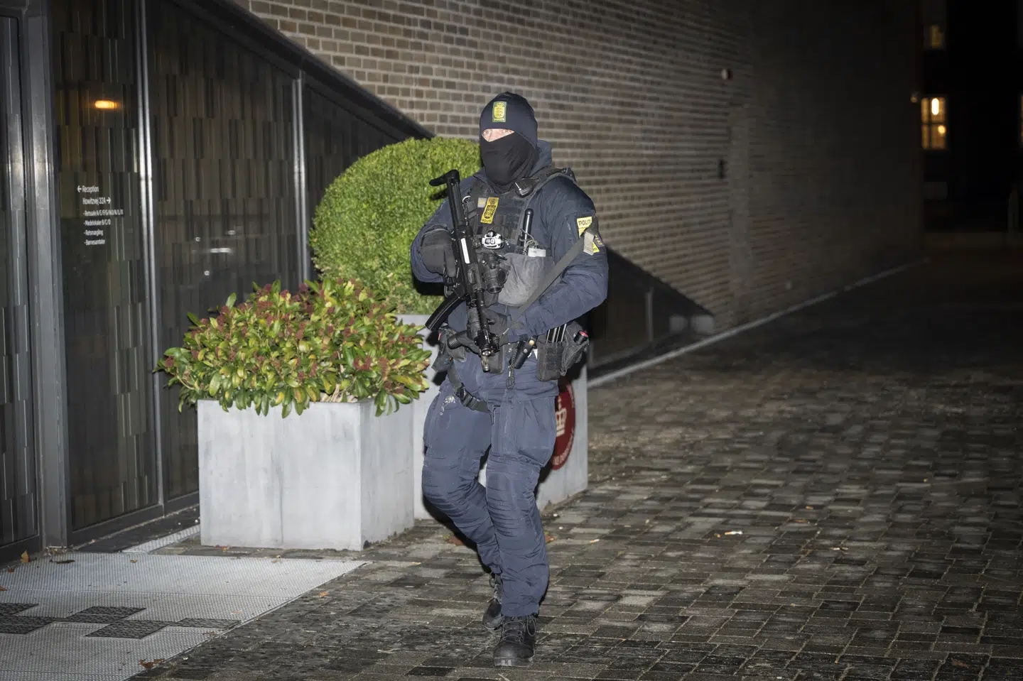 Politiet var til stede foran Retten på Frederiksberg, da grundlovsforhør begyndte torsdag aften.