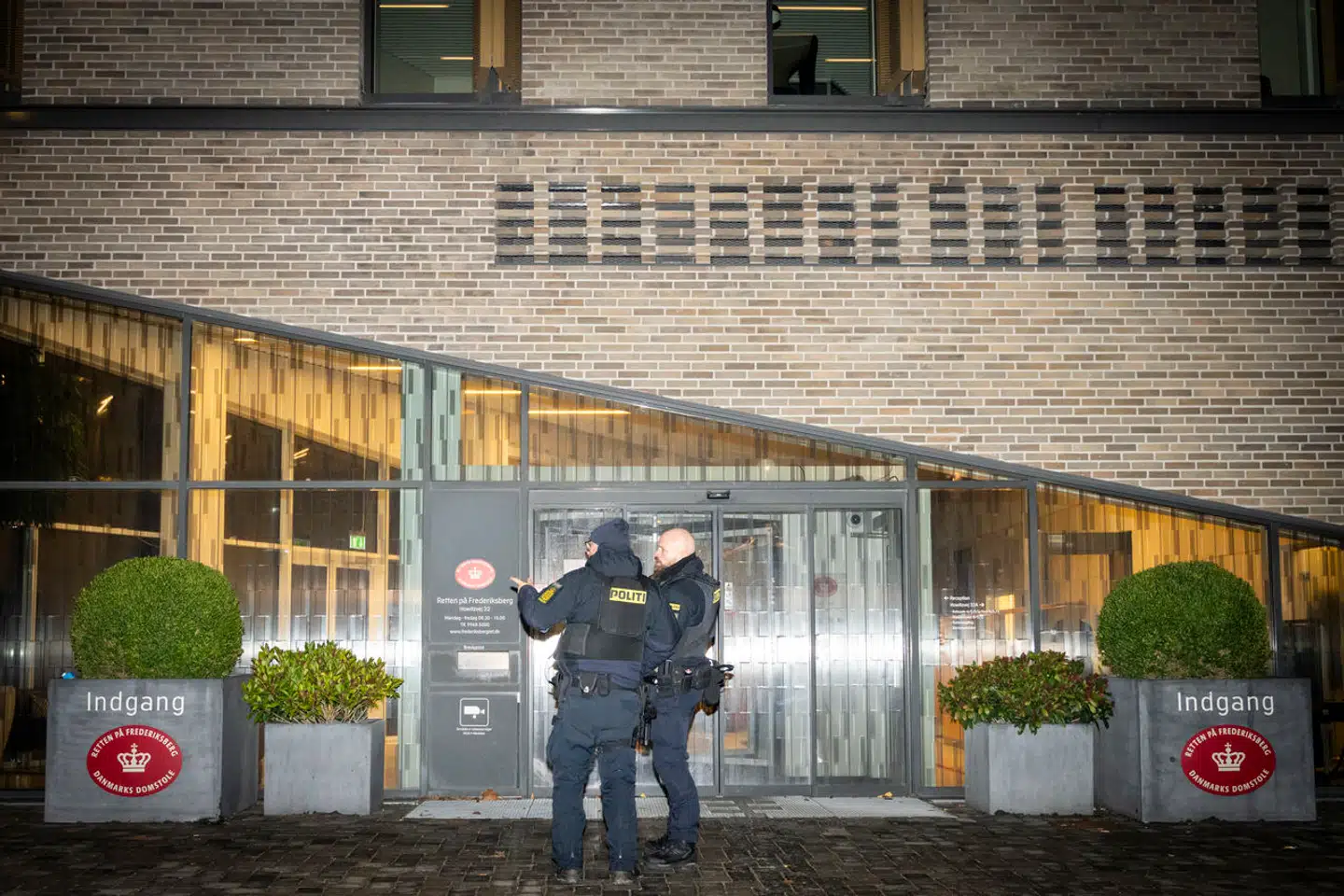 Politi foran retten på Frederiksberg, torsdag 14. december 2023. En stor politiaktion torsdag morgen har resulteret i, at tre personer er blevet anholdt i Danmark og vil blive sigtet for overtrædelse af straffelovens bestemmelse om terror.
