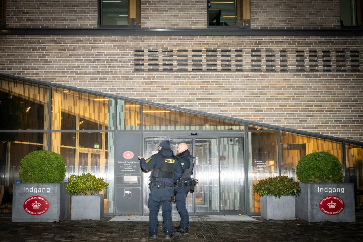 Politi foran retten på Frederiksberg, torsdag 14. december 2023. En stor politiaktion torsdag morgen har resulteret i, at tre personer er blevet anholdt i Danmark og vil blive sigtet for overtrædelse af straffelovens bestemmelse om terror.
