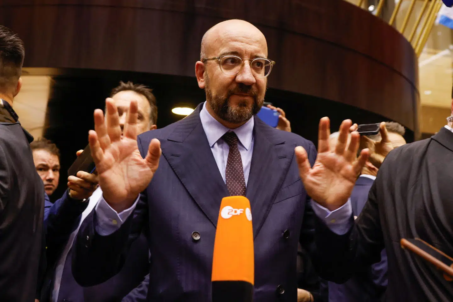 Formand for Det Europæiske Råd, Charles Michel, mødte ekstraordinært op foran pressen i nat for at dele gode nyheder fra et historisk EU-topmøde. Men finansiel støtte til Ukraine lader vente på sig.