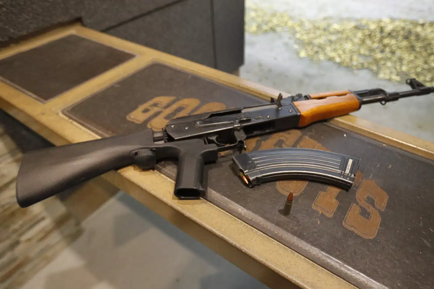 En Kalashnikov AK-47, en fuldautomatisk militærriffel, blev brugt under et drabsforsøg på Måløv Hovedgade i Måløv i maj 2020. Våbnet på fotoet er ikke fra den aktuelle sag. (Arkivfoto).