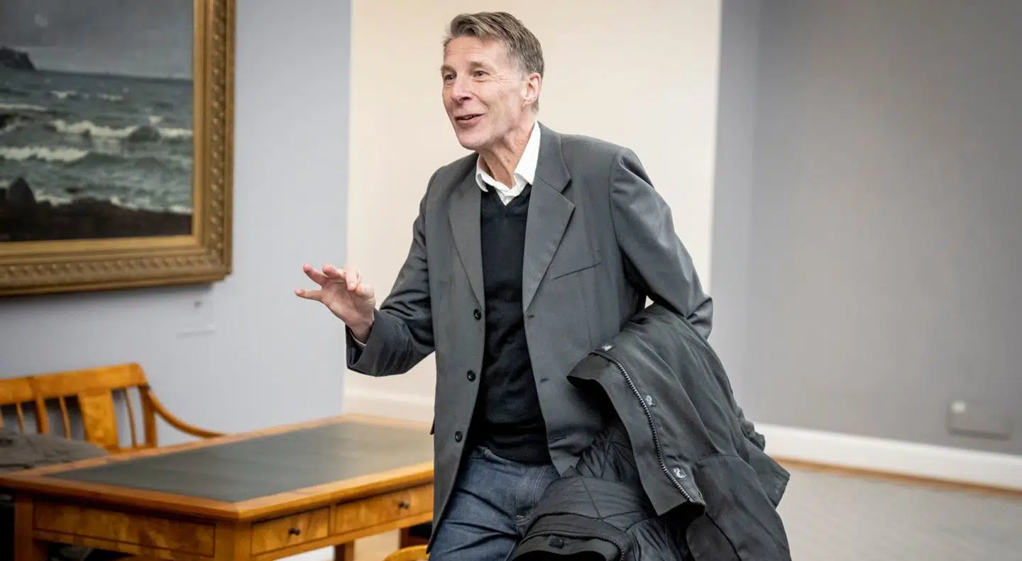 En af de første kriser, som ramte regeringen, var, da Moderaternes Jon Stephensen i februar blev anklaget for at have forfalsket en underskrift, da han var ansat som teaterdirektør tilbage i 2017. Og nogle måneder efter måtte han også forlade partiet, efter han havde skrevet upassende beskeder til en 19-årig kvindelig partifælle.