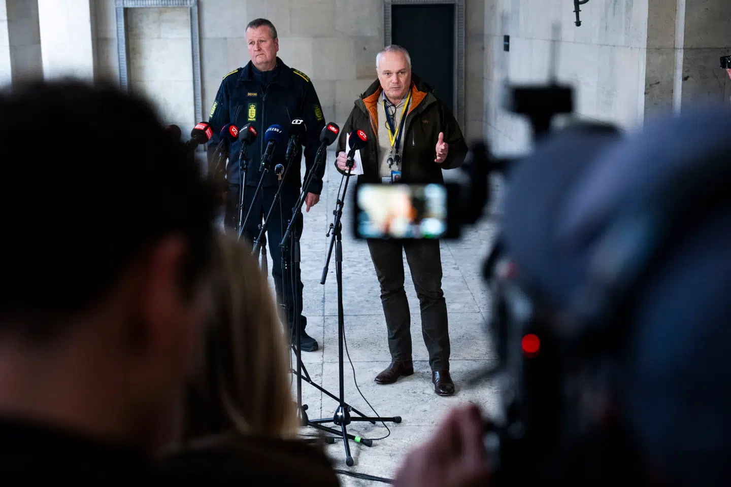 To mænd og en kvinde blev tidligt torsdag morgen anholdt af PET og en række politikredse, mistænkt for at planlægge terrorangreb. Torsdag aften, i seks timer, blev de fremstillet i retten. Tidligere på dagen holdt PET og politiet pressemøde om sagen.