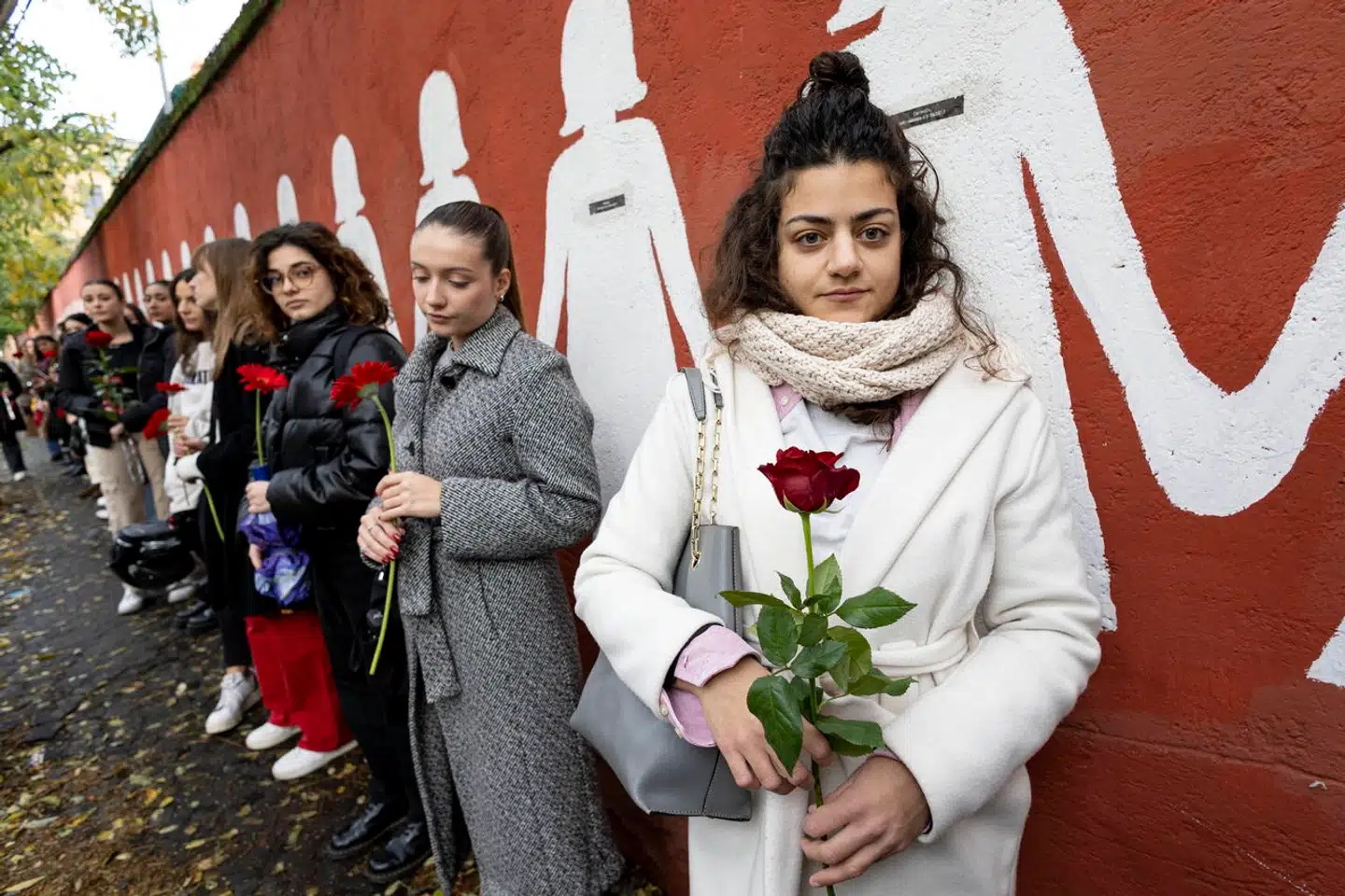 Studerende er samlet i Rom til en af de mange protestaktioner mod kvindevold, som har rystet Italien siden drabet på 22-årige Giulia Cecchettin. Nu fyrer en kontroversiel dom yderligere op under den rødglødende debat.