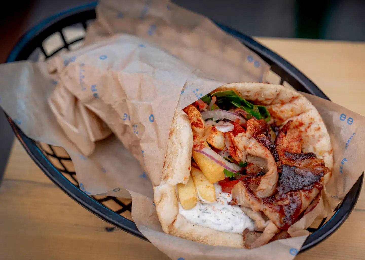 De traditionelle pommes frites inde i brødet fungerer upåklageligt til at suge kødsaften op, så den ender i gabet fremfor på skjorten.