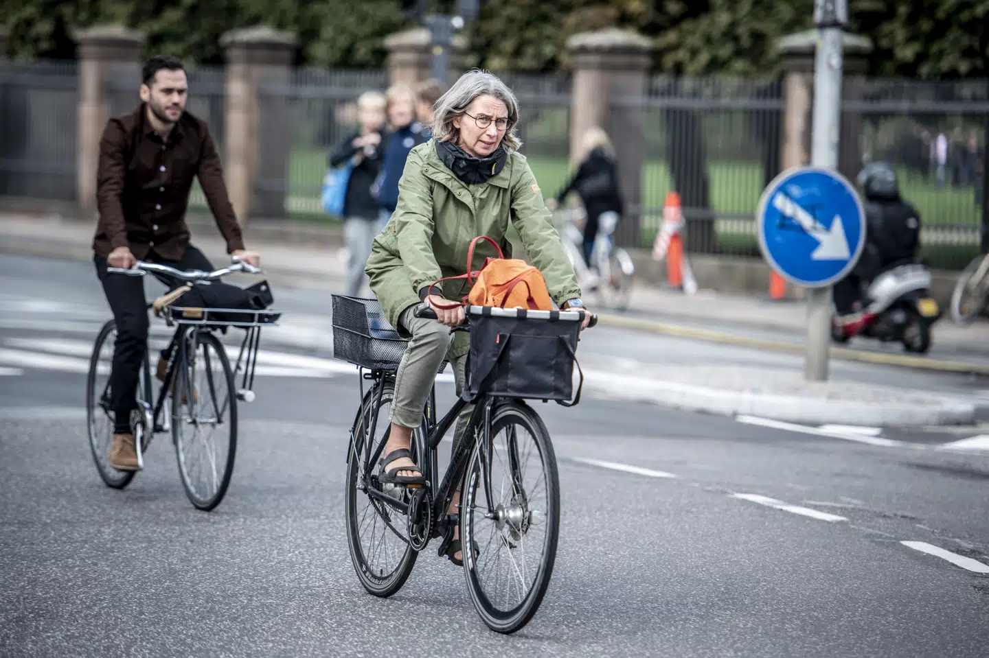 Hövding-cykelhjelmen er udformet som en krave, man bærer om halsen. Hvis cyklisten vælter med den på, vil cyklistens hoved automatisk blive dækket af en airbag, der springer ud fra kraven. (Arkivfoto).