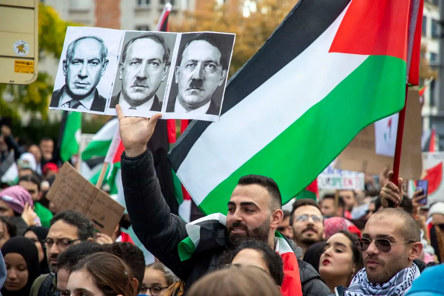 Når israelske politiske ledere som premierminister Benjamin Netanyahu fremstilles med Hitler-overskæg, sender det et signal om, at israelere – og mere præcist jøder – ikke har lært af historien – eller endnu værre: udnytter Holocaust som et skalkeskjul til at bedrive folkemord på palæstinensere,« siger journalist og historiker Adam Holm.