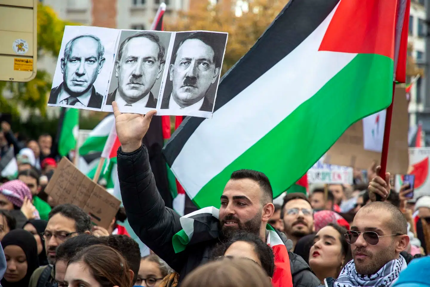 Når israelske politiske ledere som premierminister Benjamin Netanyahu fremstilles med Hitler-overskæg, sender det et signal om, at israelere – og mere præcist jøder – ikke har lært af historien – eller endnu værre: udnytter Holocaust som et skalkeskjul til at bedrive folkemord på palæstinensere,« siger journalist og historiker Adam Holm.