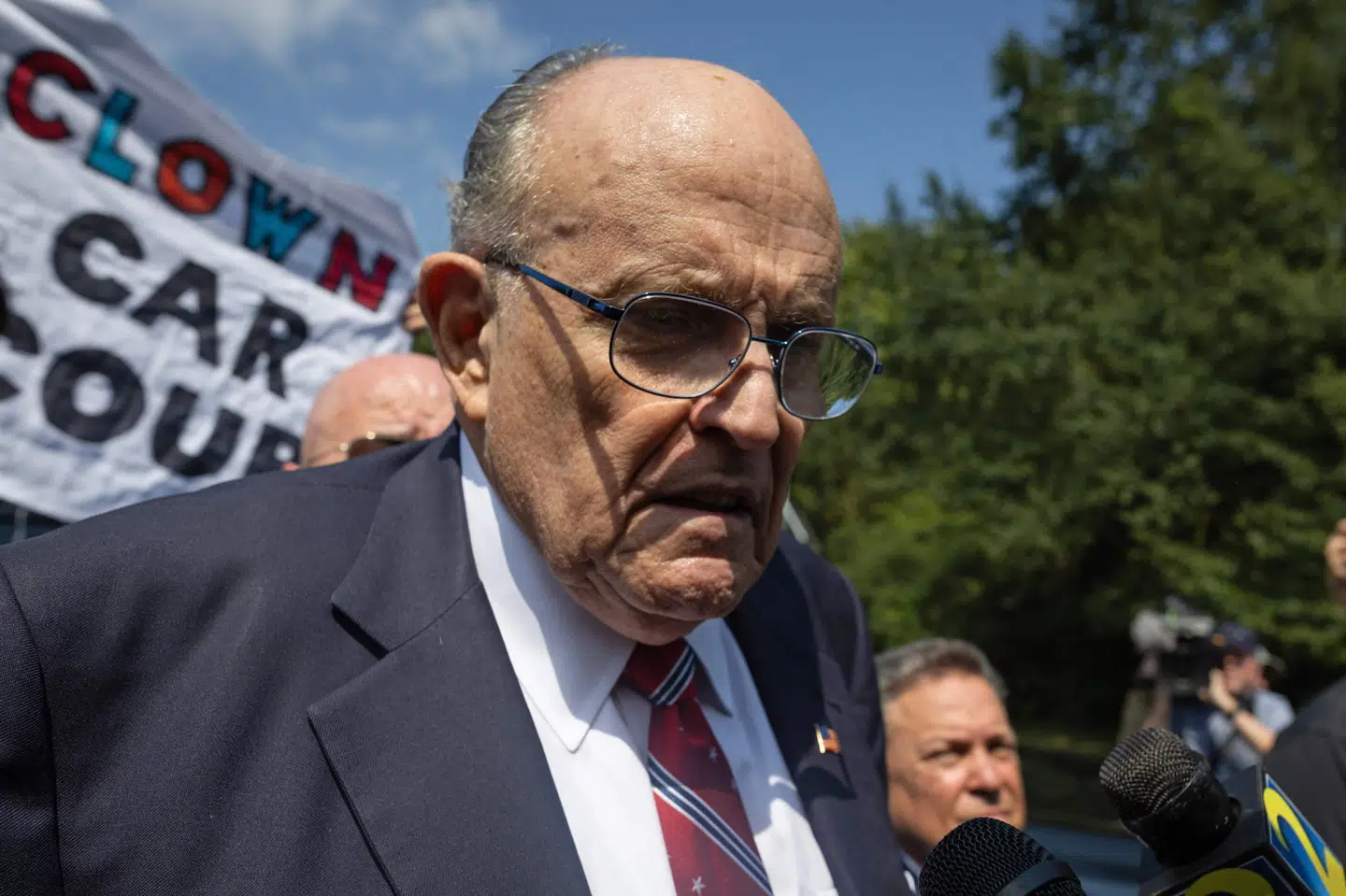 Tidligere New York-borgmester og Trump-advokat Rudy Giuliani, skal betale over en milliard danske kroner i erstatning for falske anklager mod to valgansatte fra Georgia.