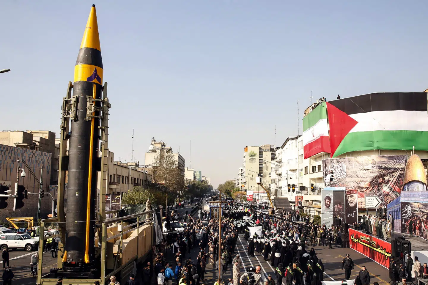 Medlemmer af den iranske Basijj-milits ved en anti-israelsk demonstration i Teheran i november. Iran anerkender ikke Israel, og de to lande har udkæmpet en skyggekrig i en lang årrække.