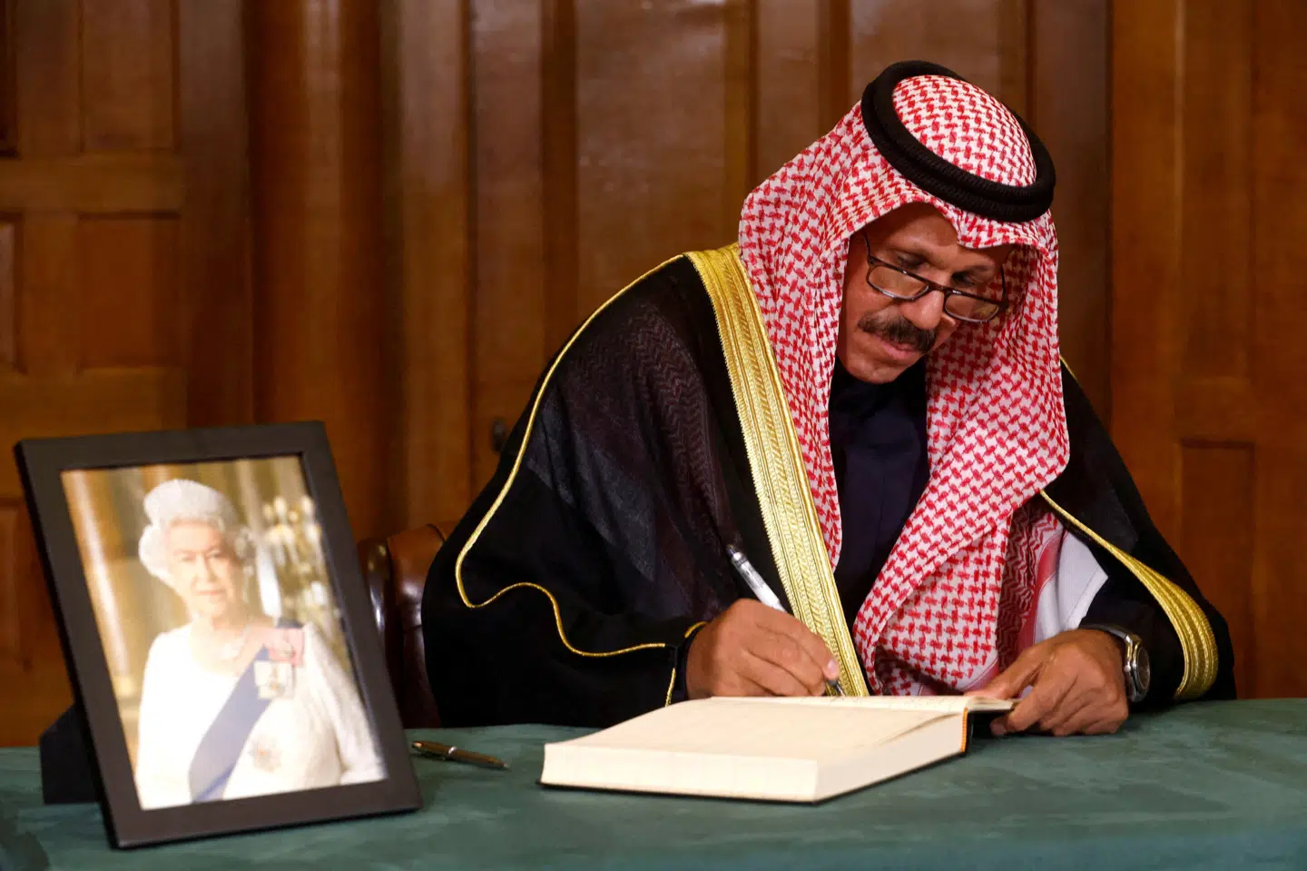 Kuwaits øverste leder, emir Nawaf Al-Ahmad Al-Sabah, døde lørdag, 86 år. Kronprins Meshal al-Ahmad al-Sabah, som er 83 år, er indsat som ny emir.