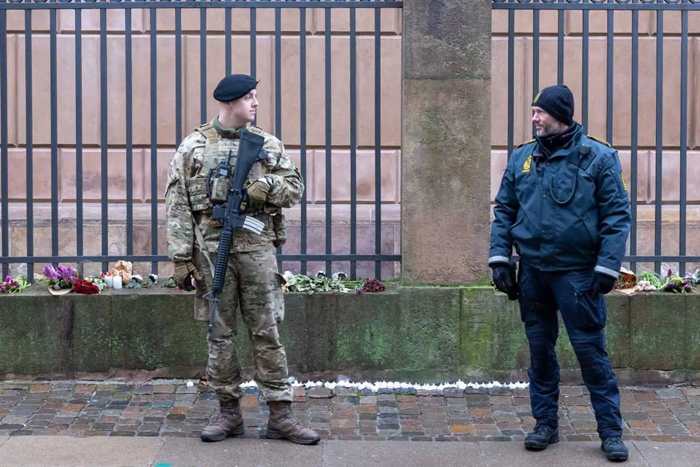 Soldater fra Den Kongelige Livgardes vagtkompagni er lørdag på vagt ved Københavns Synagoge. Det sker i tæt samarbejde med politiet. Foto: Anders Fridberg/Forsvaret