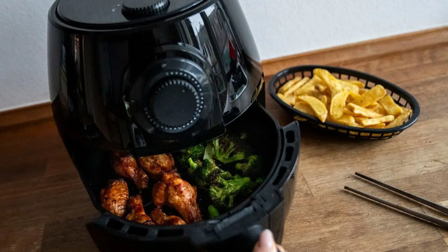 Her ses den yderst populære køkkenmaskine airfryer.