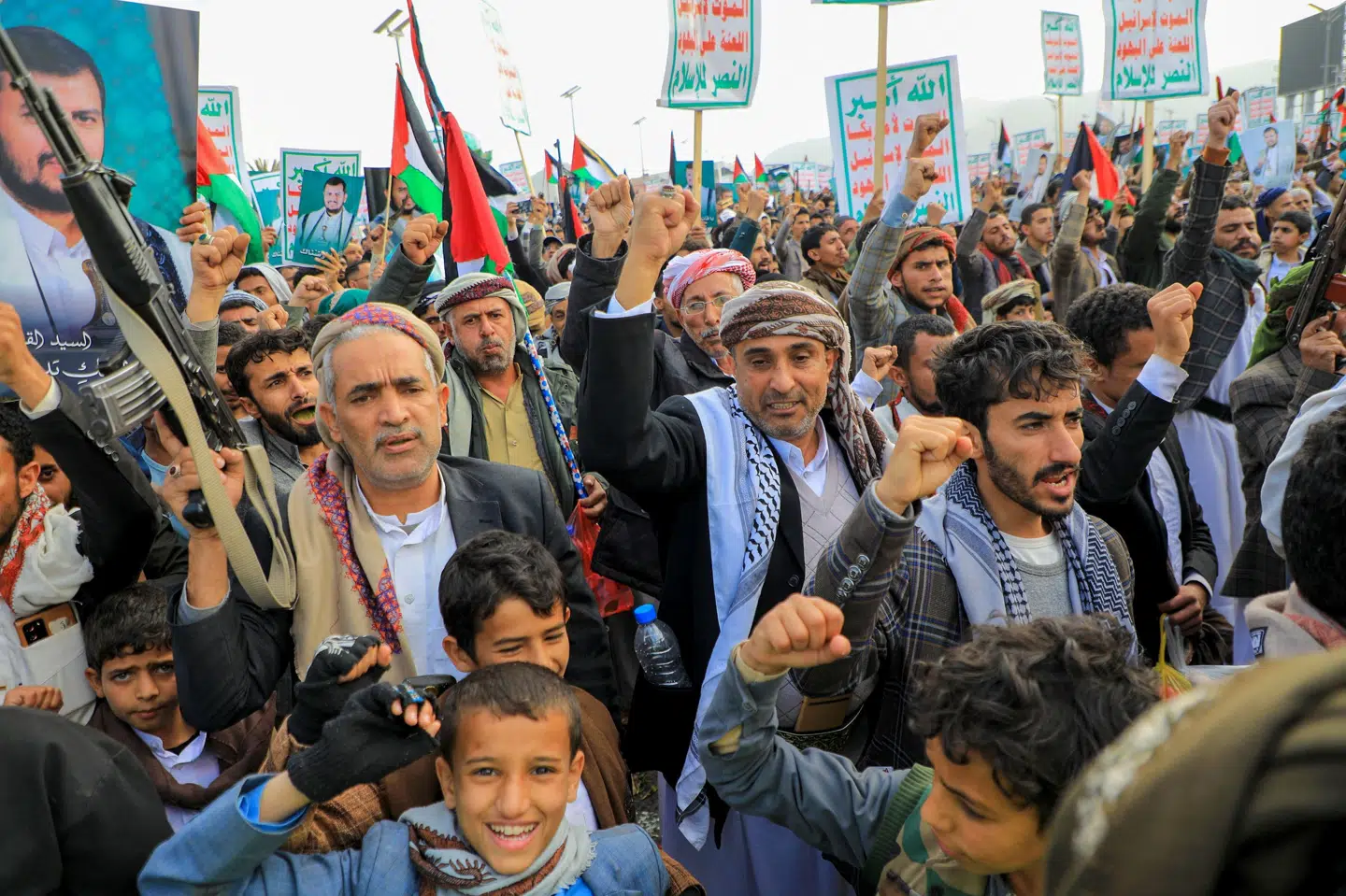 Borgere i Yemen samledes fredag til en stor demonstration til fordel for Gaza i hovedstaden Sanaa. Byen kontrolleres af oprørere fra houthi-militsen, der har udvidet deres støtte til Gaza ved at angribe den internationale skibsfart i Det Røde Hav.