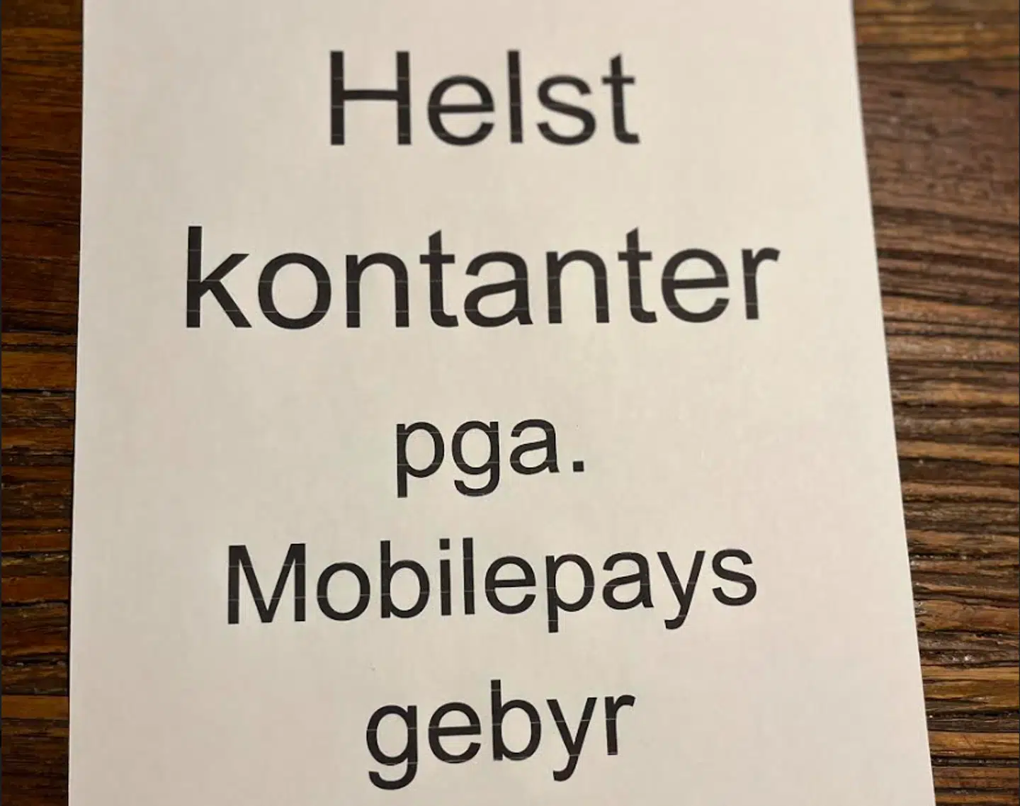 Her ses skiltet Leif Voigt bruger i sin butik og på markeder.