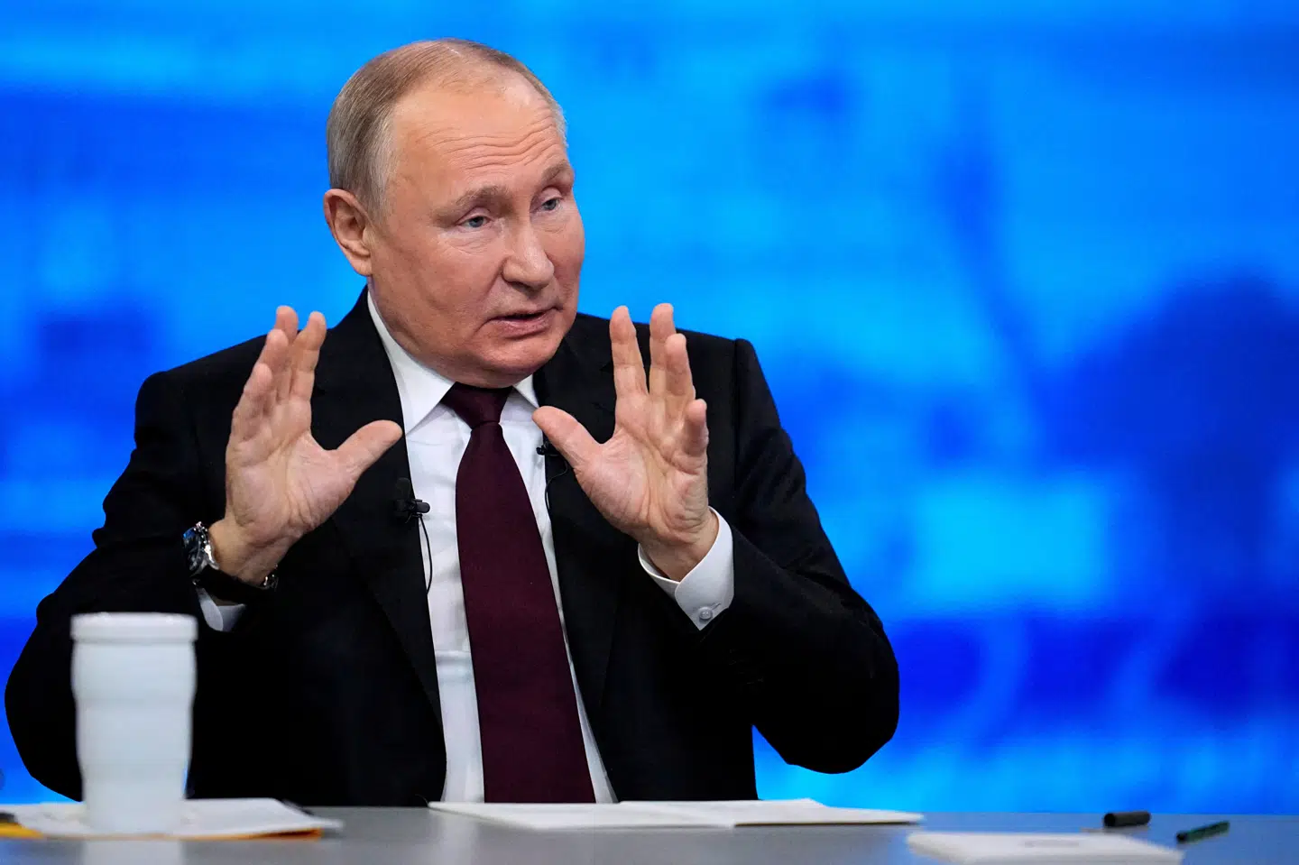 Den russiske præsident, Vladimir Putin, siger i et interview udgivet søndag, at Rusland vil oprette et nyt militært distrikt i den nordvestlige del af Rusland tæt på Norden. (Foto fra Putins store tv-pressemøde torsdag i denne uge).
