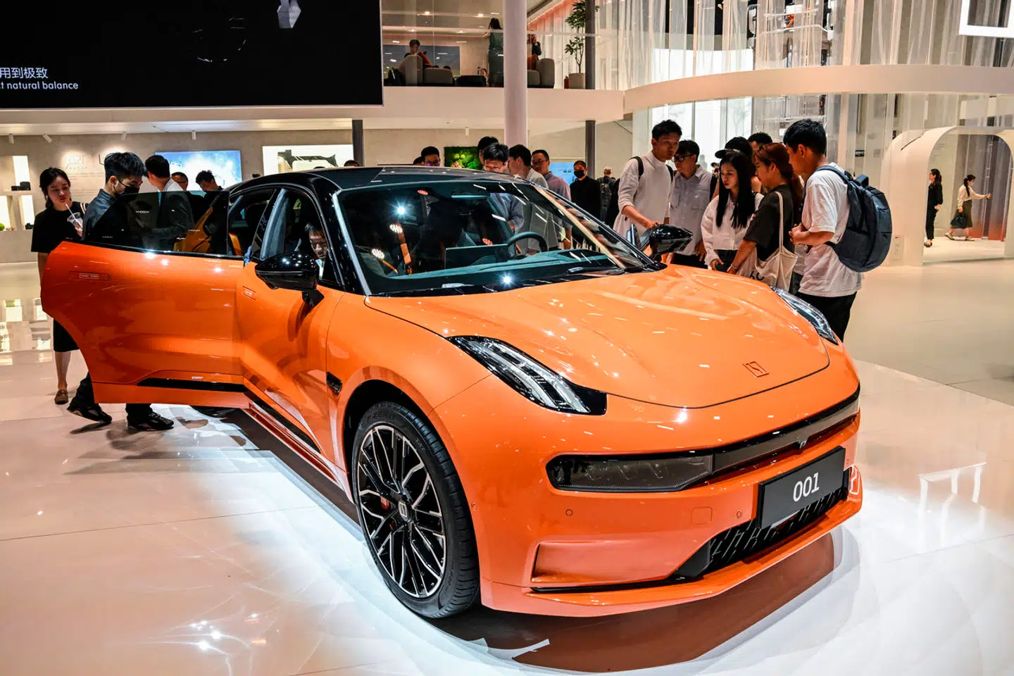 Zeekr er en blandt mange nye kinesiske bilproducenter. Nu hævder fabrikken at være klar med et nyt batteri med hurtig opladning. Her præsenteres en af deres biler på Shanghai International Automobile Industry Exhibition i april, og de forventes at komme til Danmark inden nytår.