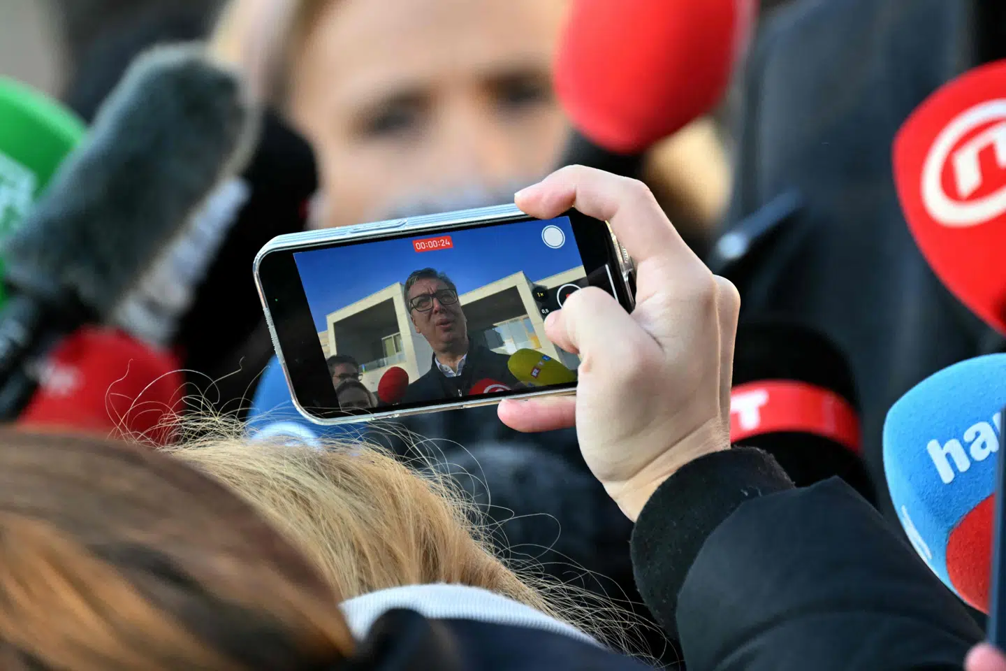 Serbiens præsident, Aleksandar Vucic, omringet af journalister, da han søndag afgav sin stemme i Beograd. Men han var ikke selv på valg. Det var parlamentet.