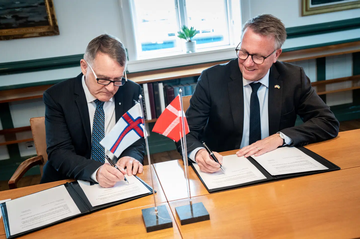 Daværende forsvarsminister Morten Bødskov (S) og Færøernes daværende landsstyremand for udenrigsanliggender Jenis av Rana underskrev i juni 2022 en aftale om overvågning af Arktis og ny radar på Færøerne.