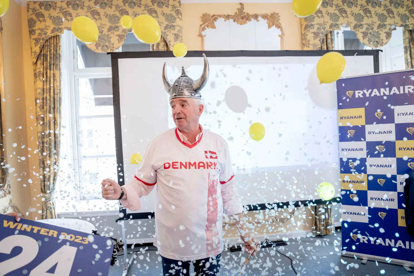 Sådan så det ud i sommer, da Michael O'Leary, administrerende direktør for Ryanair, holdte pressemøde i København. Nu kan konfettirørene snart komme i brug igen.