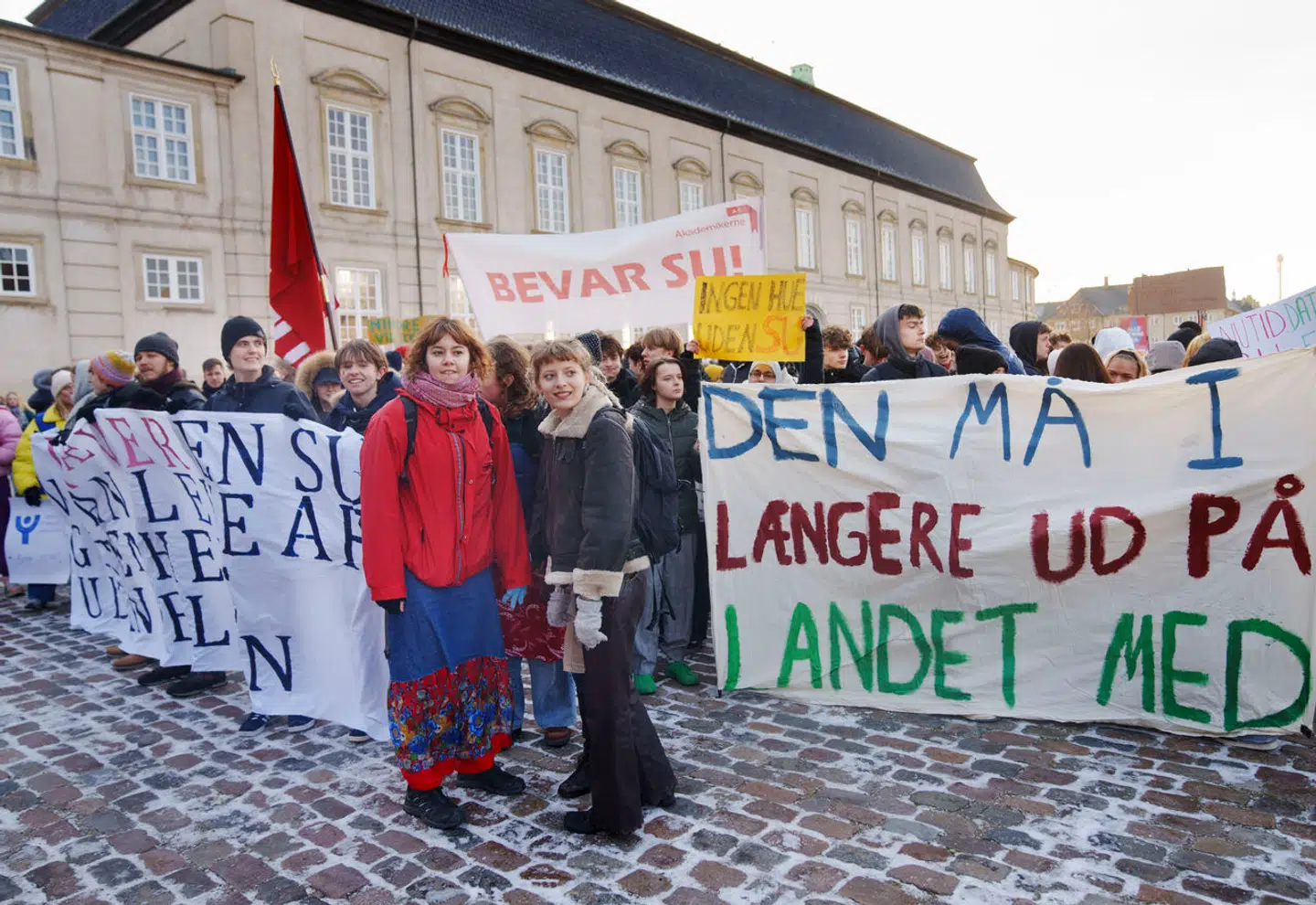 De studerende er allerede begyndt at varme op til slaget om det sjette SU-år. Her til en demonstration mod SU-nedskæringer foran Christiansborg den 5. december 2023.