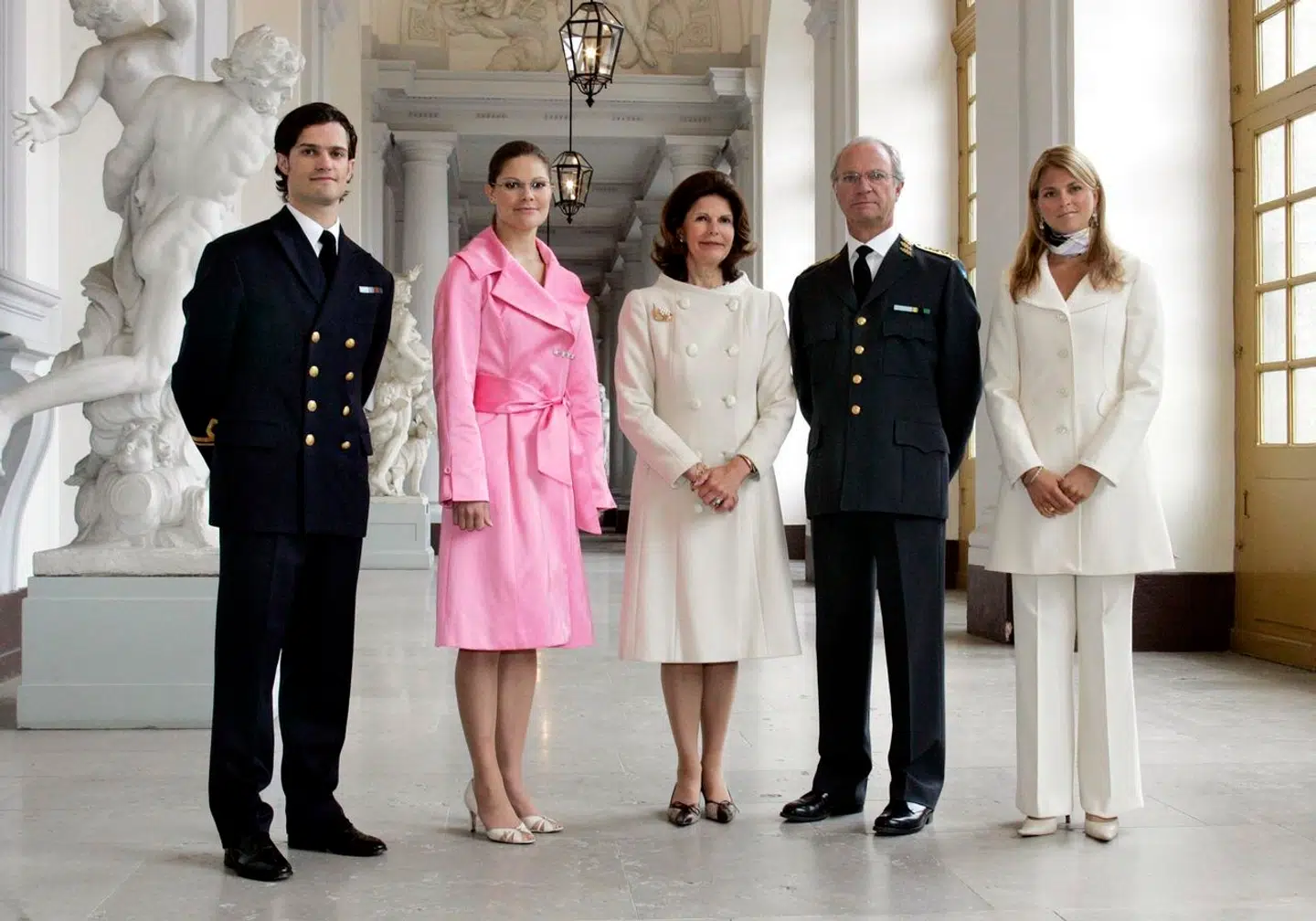 Den svenske kongefamilie samlet. Yderst til venstre prins Carl Philip, kronprinsesse Victoria, dronning Silvia, kong Carl Gustaf og prinsesse Madeleine.