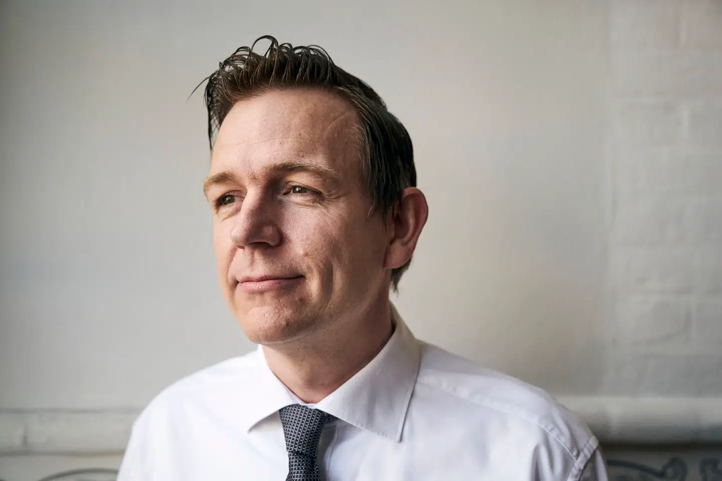 Man kan være politisk uenig med regeringen, men at påstå, at den har et »problem med sit forhold til demokratiet og parlamentarismen«, er under lavmålet, mener Rasmus Stoklund.