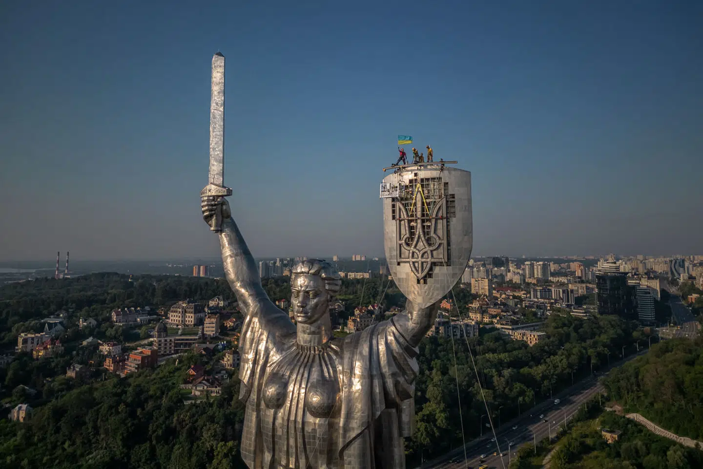 Der bemærkelsesværdigt få mennesker på gaden. Der er tomt, og der er en flad stemning, fortæller seniorforsker efter et besøg til Kyiv. Alt imens breder der sig en underlig politisk situation i hovedstaden, som kan blive svær at håndtere for præsident Volodymyr Zelenskjyj.