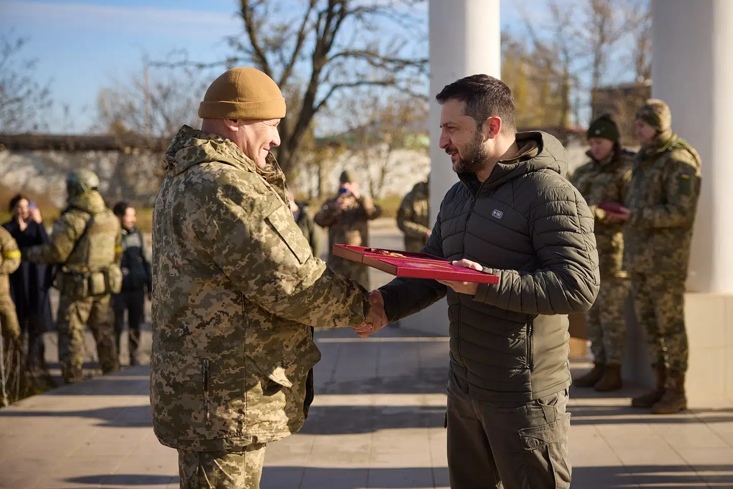 Zelenskyj hilser på brigadegeneral Oleksandr Tarnavskyj.