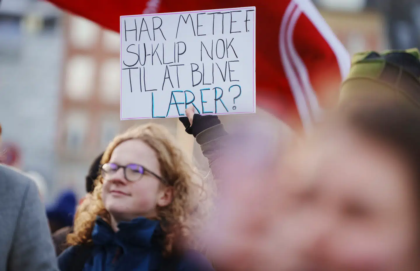Demonstration mod SU-nedskæringer foran Christiansborg i begyndelsen af december. Elever, studerende og fagforeninger demonstrerede i protest mod SU-nedskæringer.