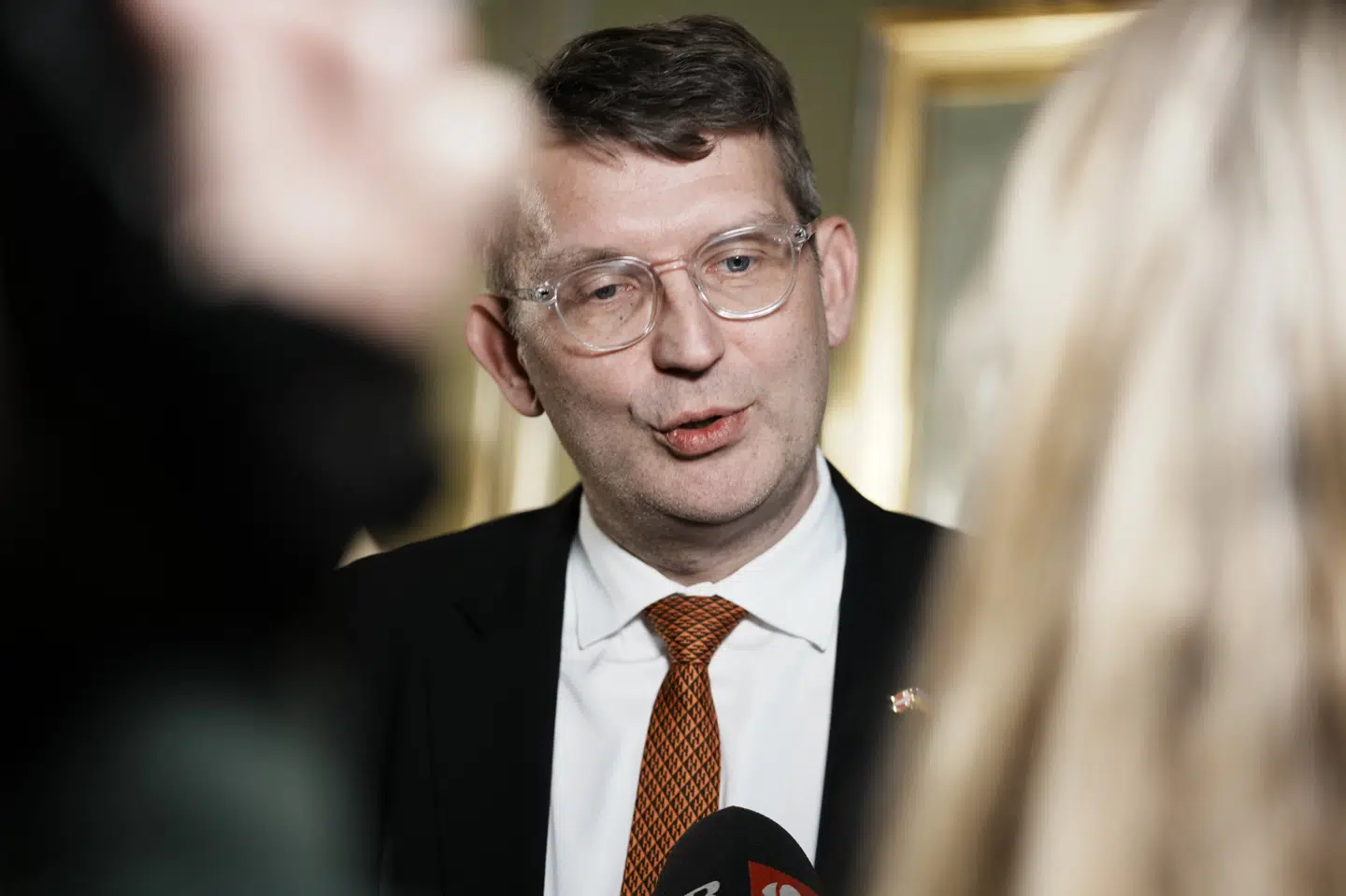 Forsvarsminister Troels Lund Poulsen (V) har mandag præsenteret en implementeringsplan for sin tidligere genopretningsplan af Forsvarets fundament.