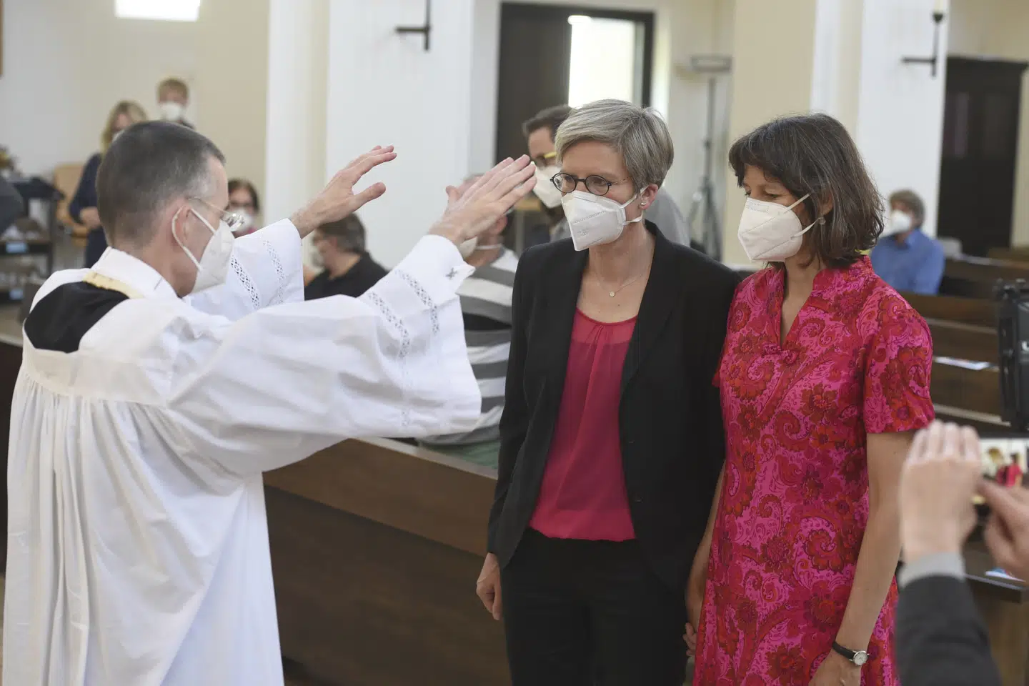 Den tyske præst Wolfgang Rothe velsigner et lesbisk par ved en ceremoni i München i maj 2021. Mandag har pave Frans i en meddelelse tilladt præster at velsigne homoseksuelle par. (Arkivfoto)