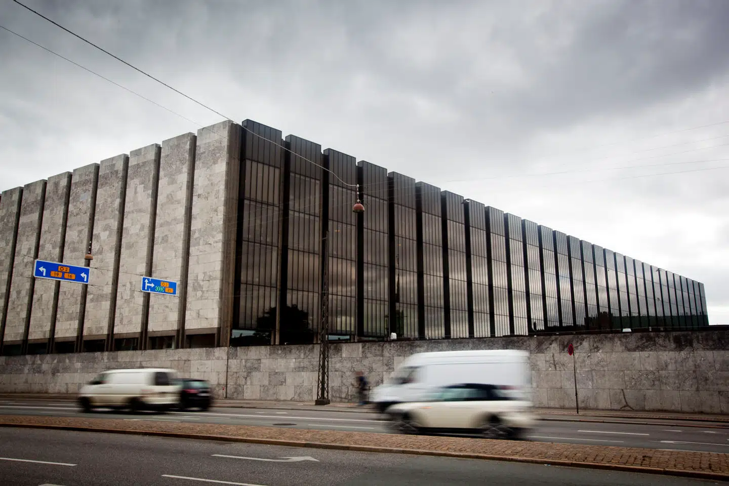 Elsket bliver den nok aldrig, og dens placering her mellem Havnegade og Holmens Kanal er ikke ideel, men Arne Jacobsens nationalbankbygning er ikke desto mindre en bygning, vi har en pligt til at bevare.