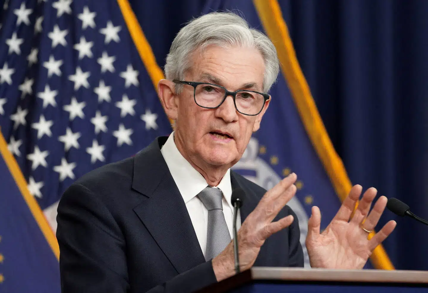 Formanden for den amerikanske centralbank, Jerome Powell, ville pludselig ikke udelukke lavere renter til marts. Det kom bag på finansmarkederne.